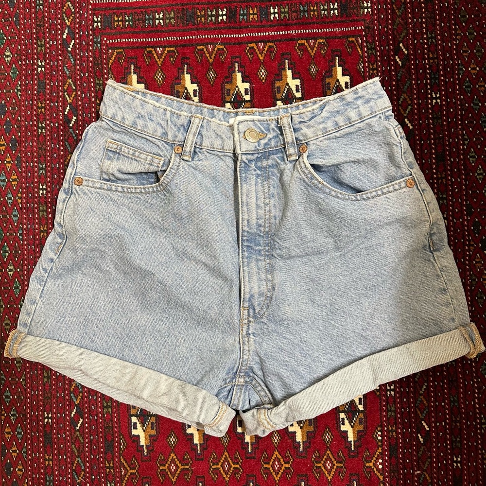 Women’s Zara high waisted mom denim/jean short in light blue (US 6)